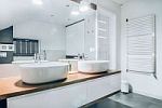 Projekt funkcjonalnej, nowoczesnej łazienki w kolorystyce bieli z ceramicznymi umywalkami