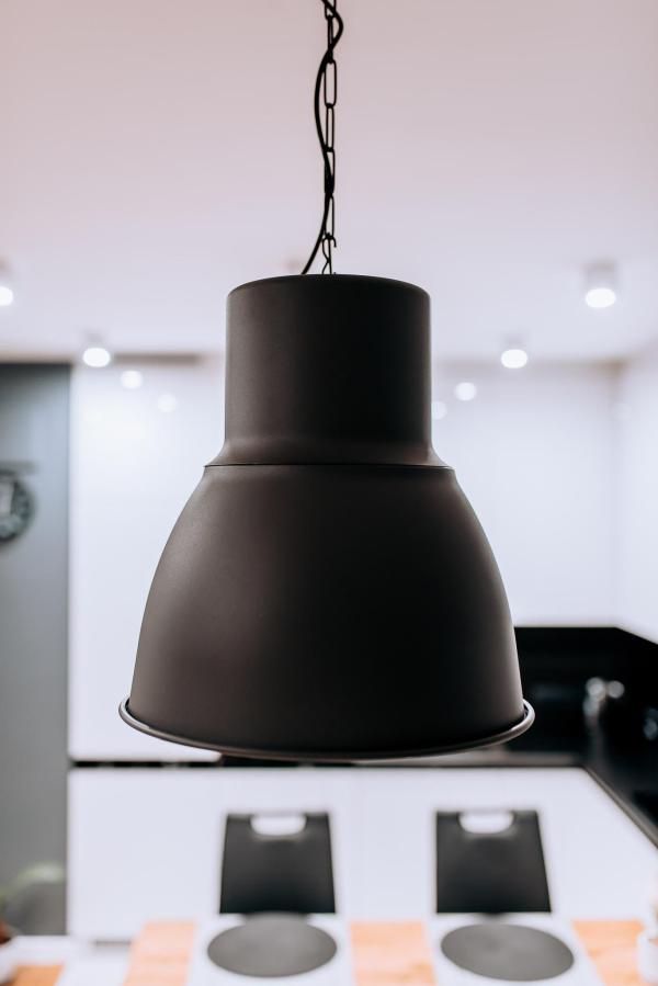 Czarna lampa w kuchnii
